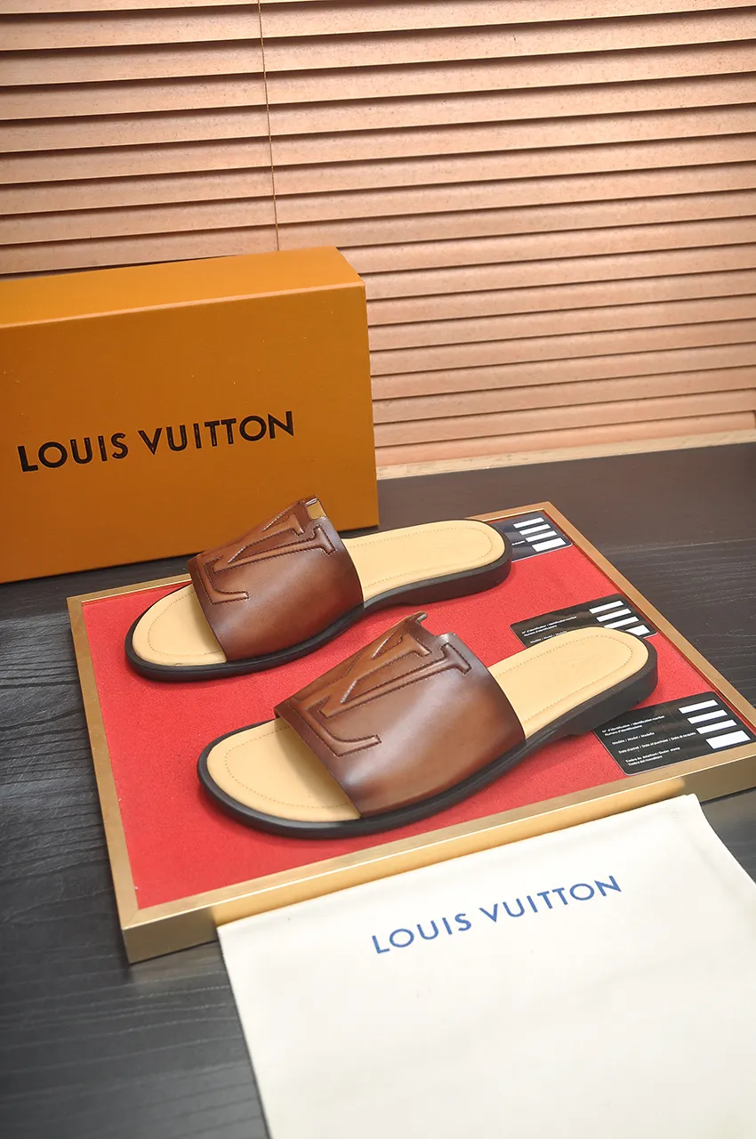 Men's shoes 💰360💶 [Louis Vuitton LV slippers] (high-end cowhide) counter 1:1 fashion style, a must-have for summer! The designer used LV’s iconic outsole. The original simple slippers instantly become fashionable! The upper is made of flexible special cowhide leather straps alternately, and the workmanship is exquisite! A must-have for stylish men in summer, size 38-46 (45 46 customized)